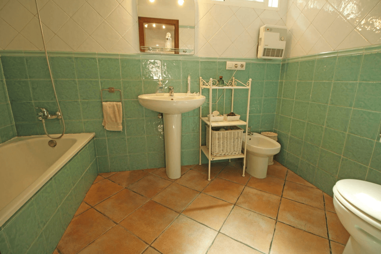 Chalet en venta con 4 habitaciones y piscina en Busot, Alicante
