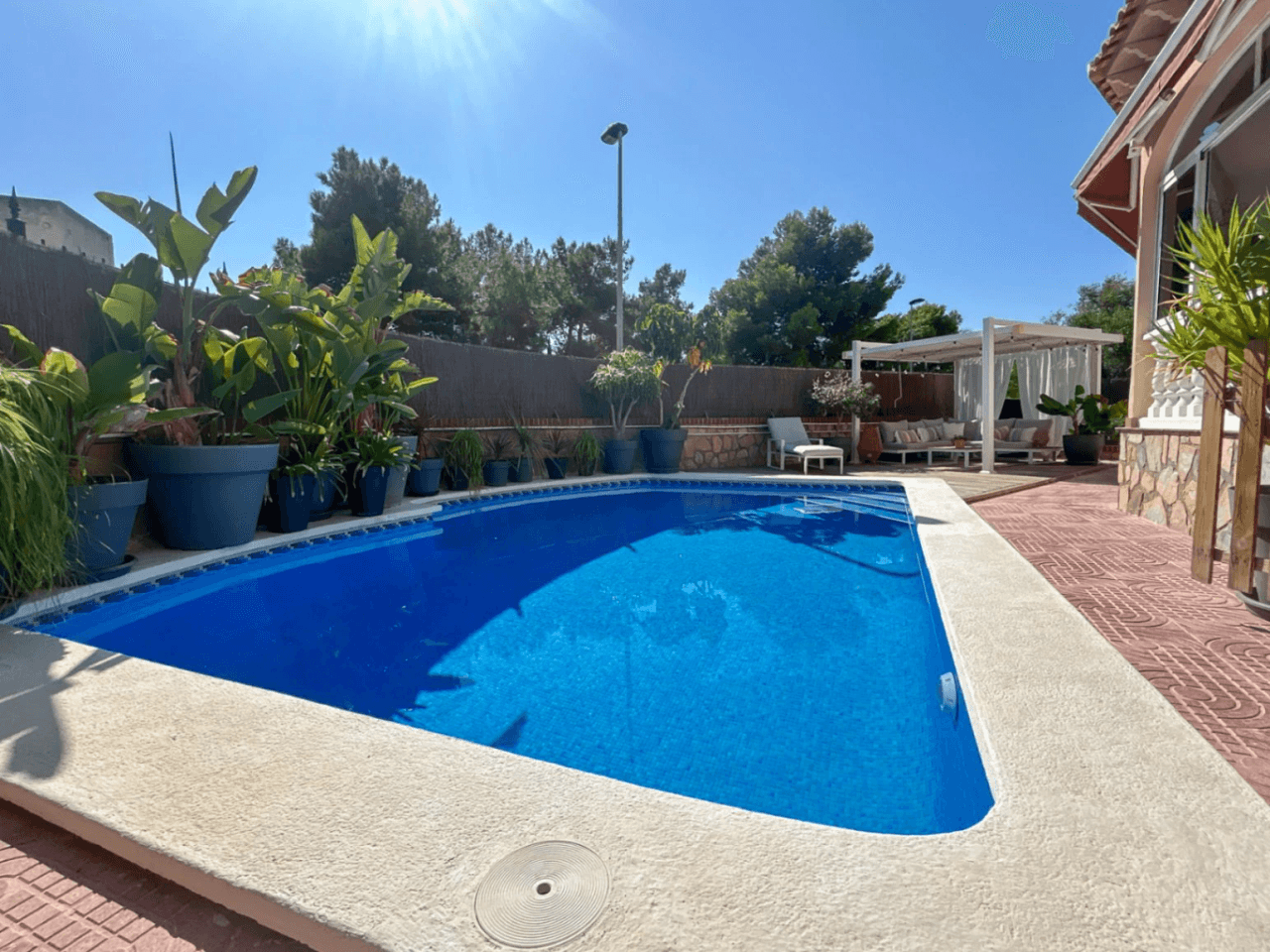 Chalet en venta en El Vincle con 4 habitaciones y piscina privada