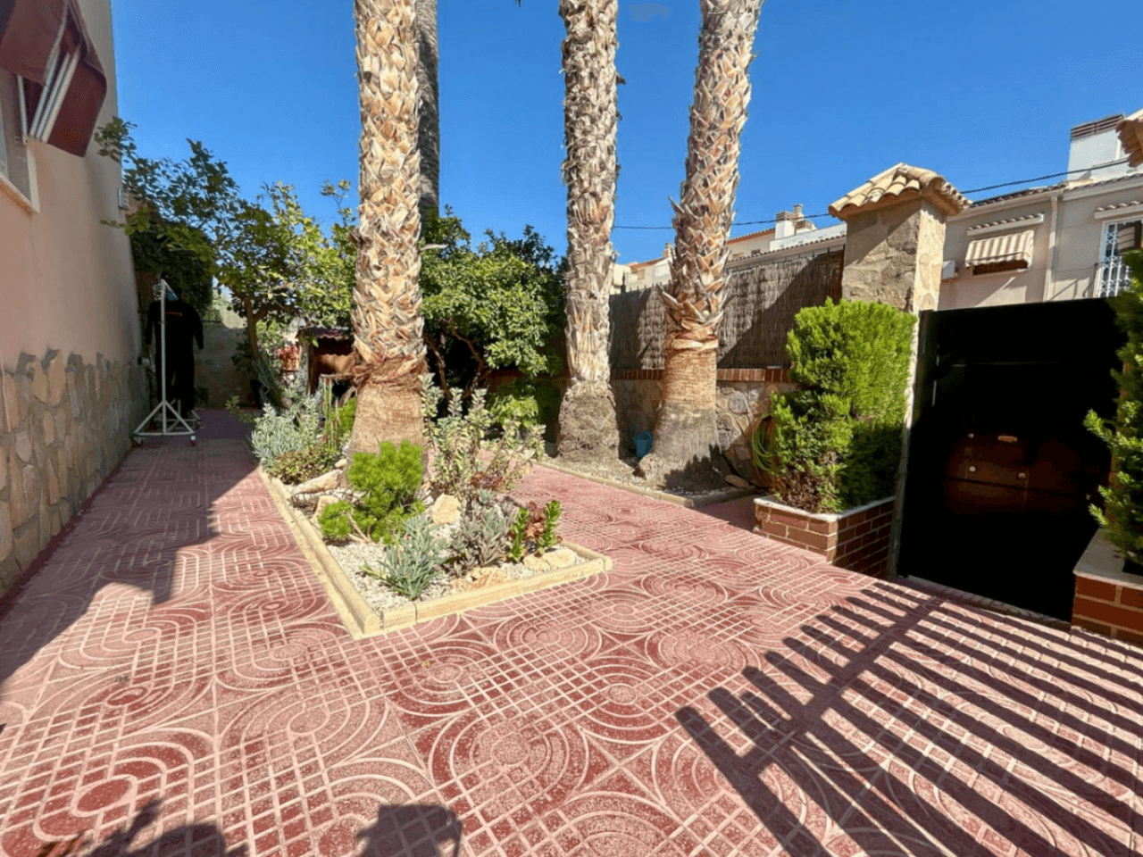 Chalet en venta en El Vincle con 4 habitaciones y piscina privada