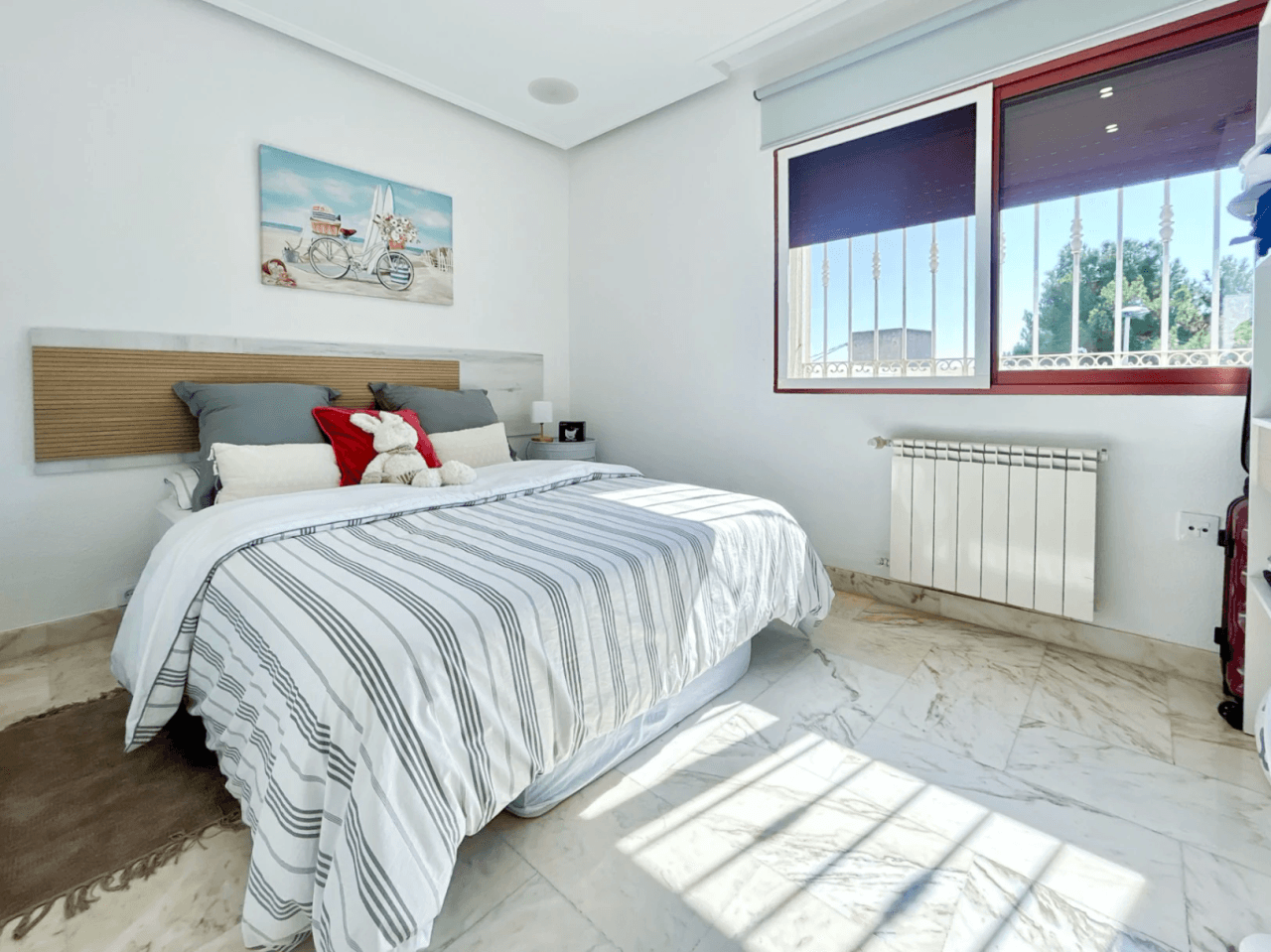 Chalet en venta en El Vincle con 4 habitaciones y piscina privada