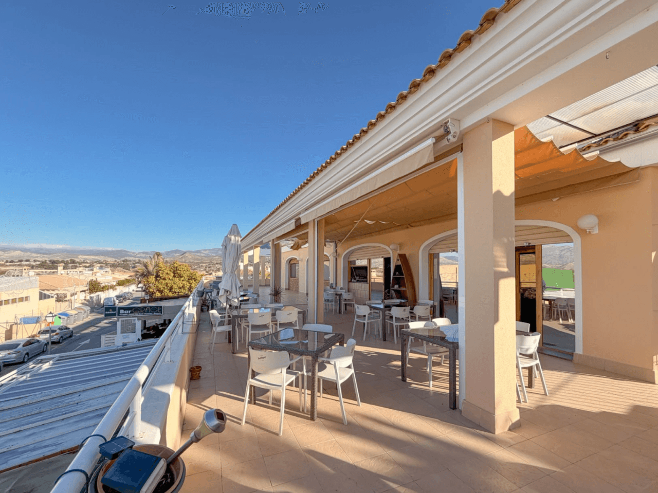 Local comercial en venta en Busot, Alicante.