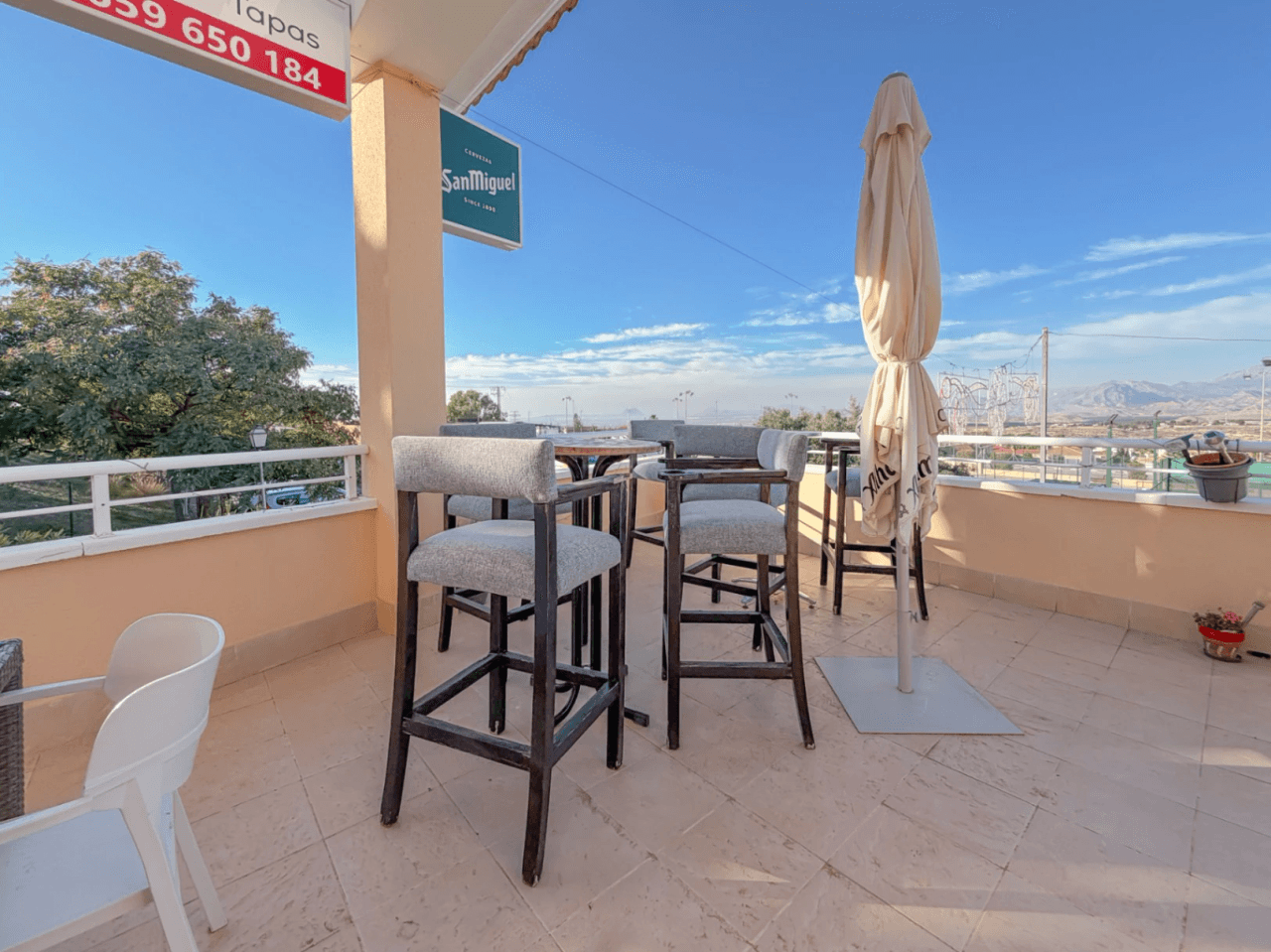Local comercial en venta en Busot, Alicante.