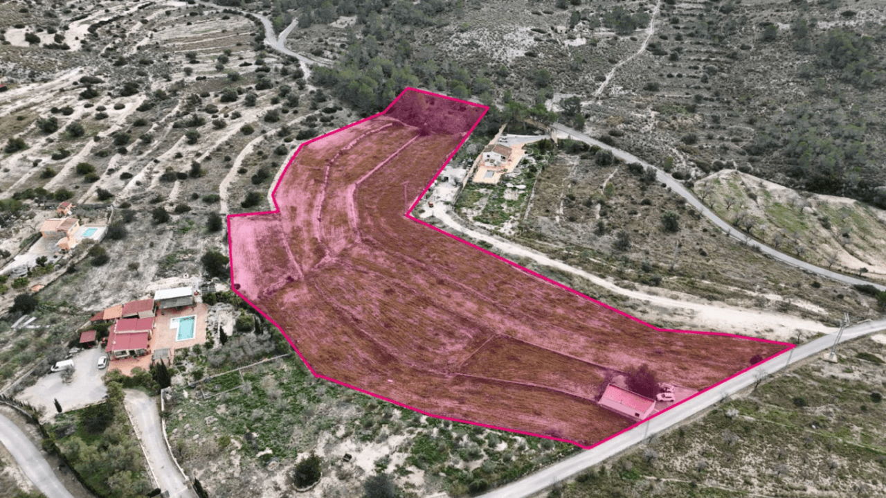 Parcela en venta en Aigües, Alicante - 16,885 m² Rústica