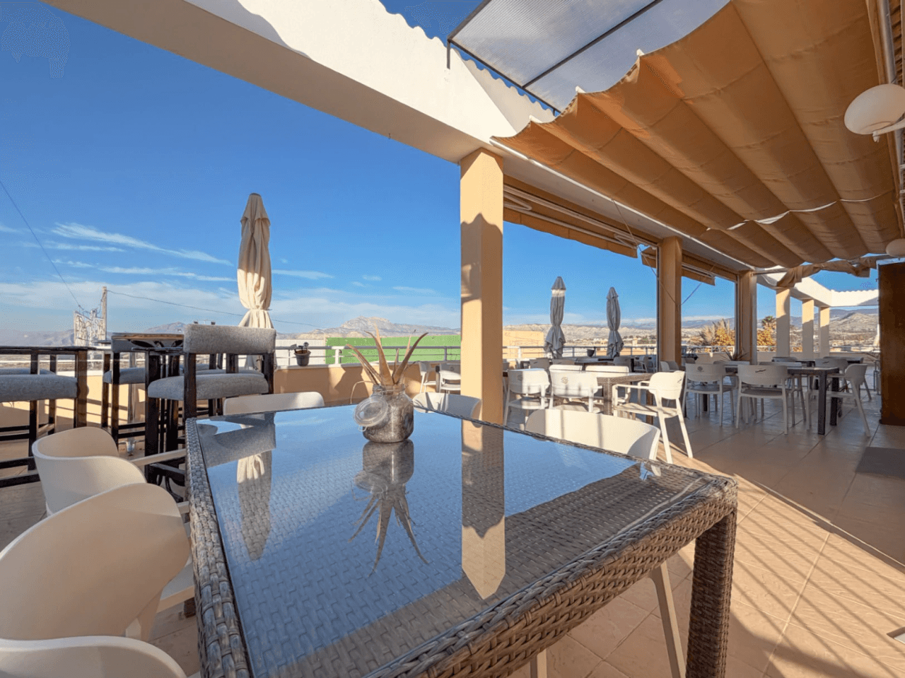 Local comercial en venta en Busot, Alicante.