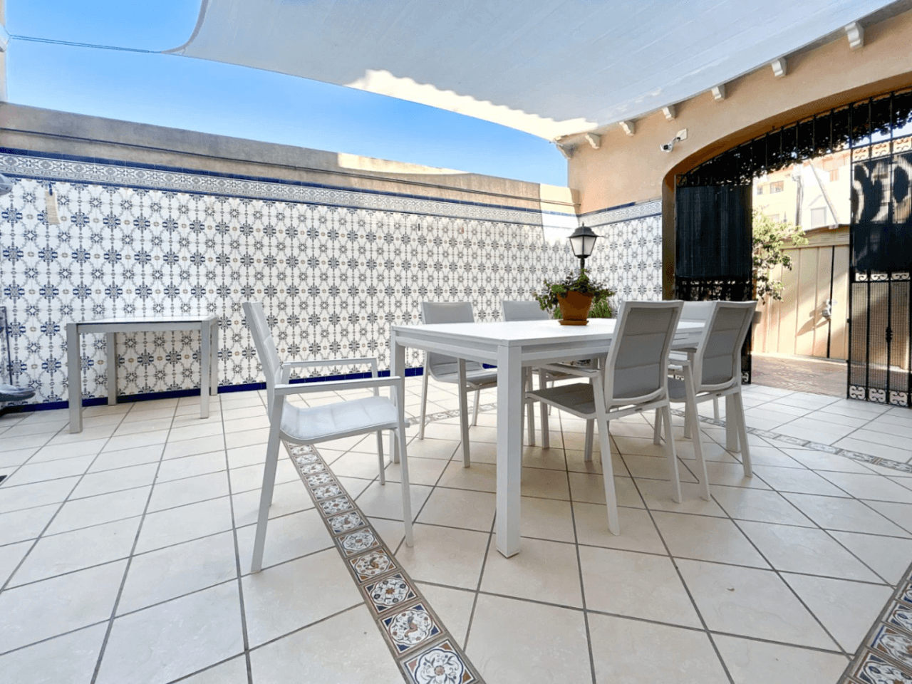 Chalet en venta en El Vincle con 4 habitaciones y piscina privada