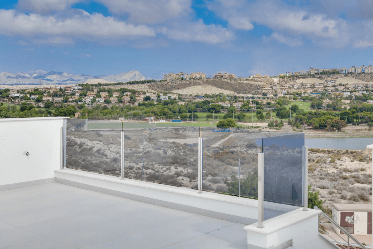 Chalet en venta con vistas al campo de golf en Muchamiel con piscina y jardín privado
