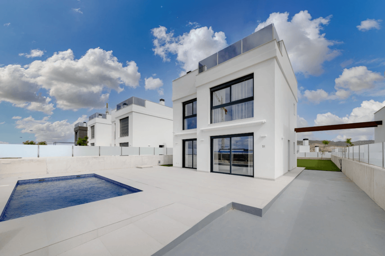 Chalet en venta en Muchamiel con piscina y jardín privado