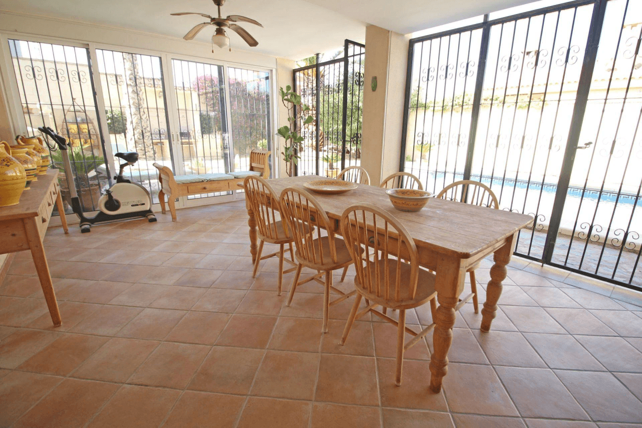 Chalet en venta con 4 habitaciones y piscina en Busot, Alicante