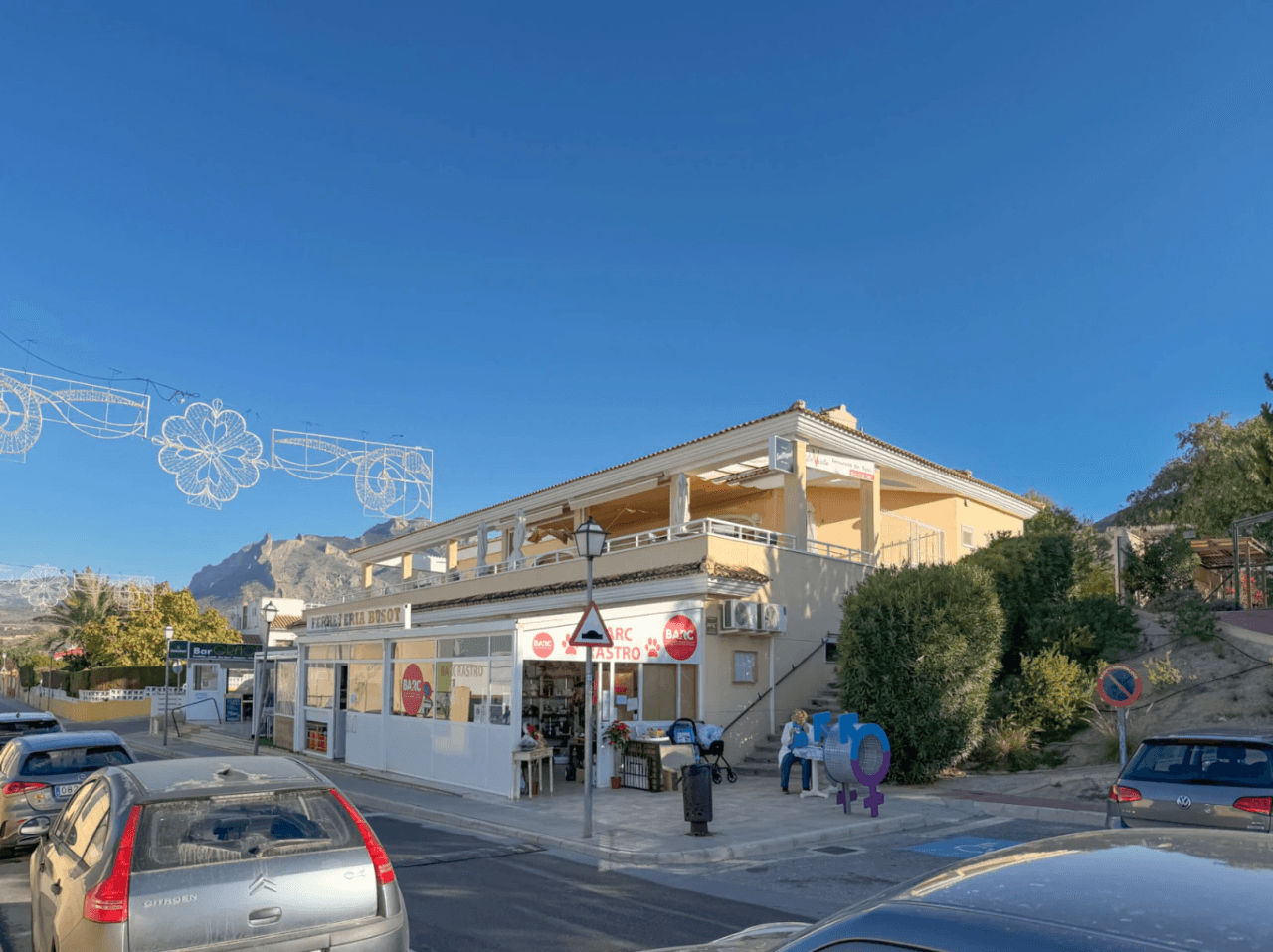 Local comercial en venta en Busot, Alicante.