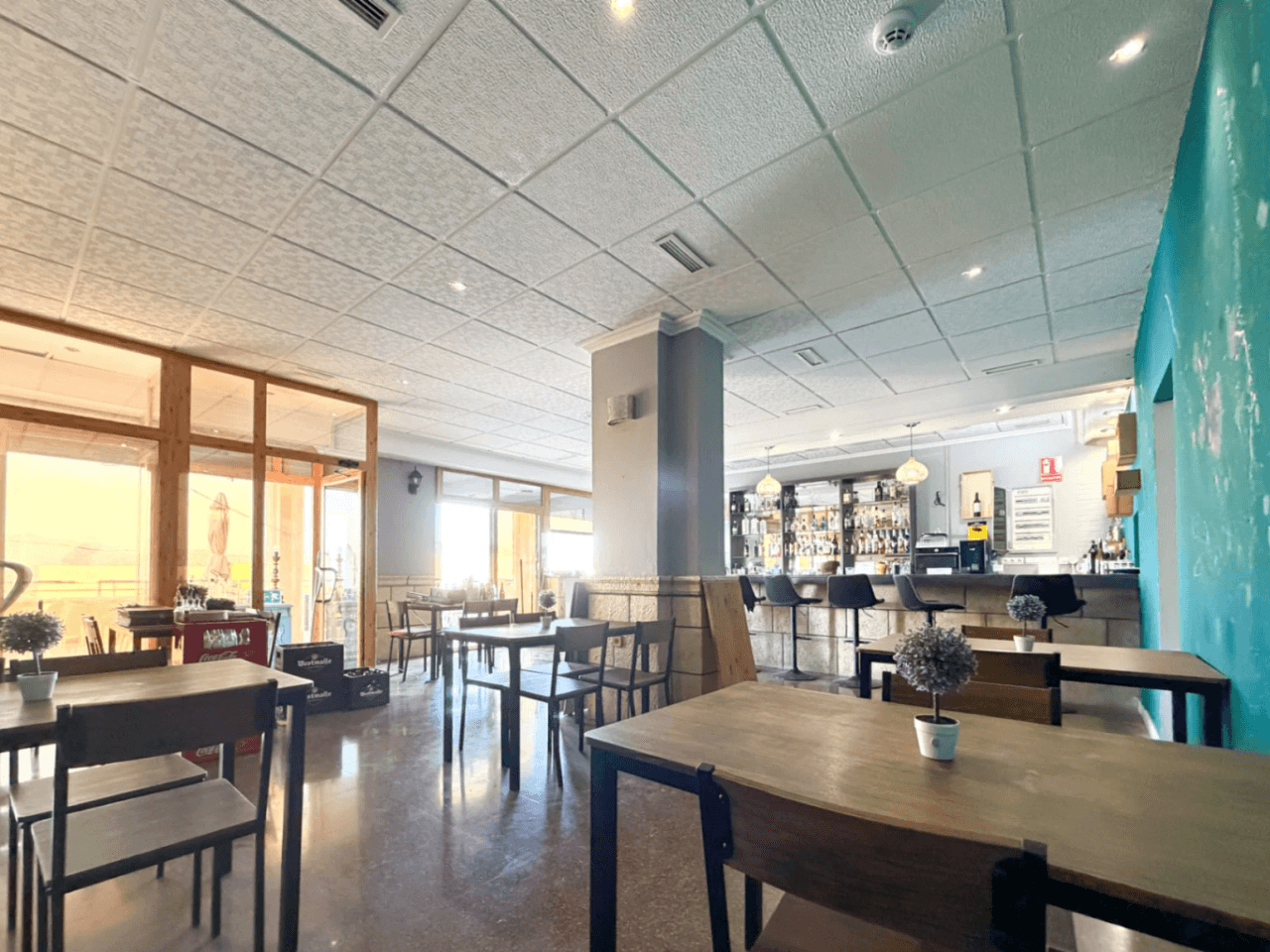 Local comercial en venta en Busot, Alicante.