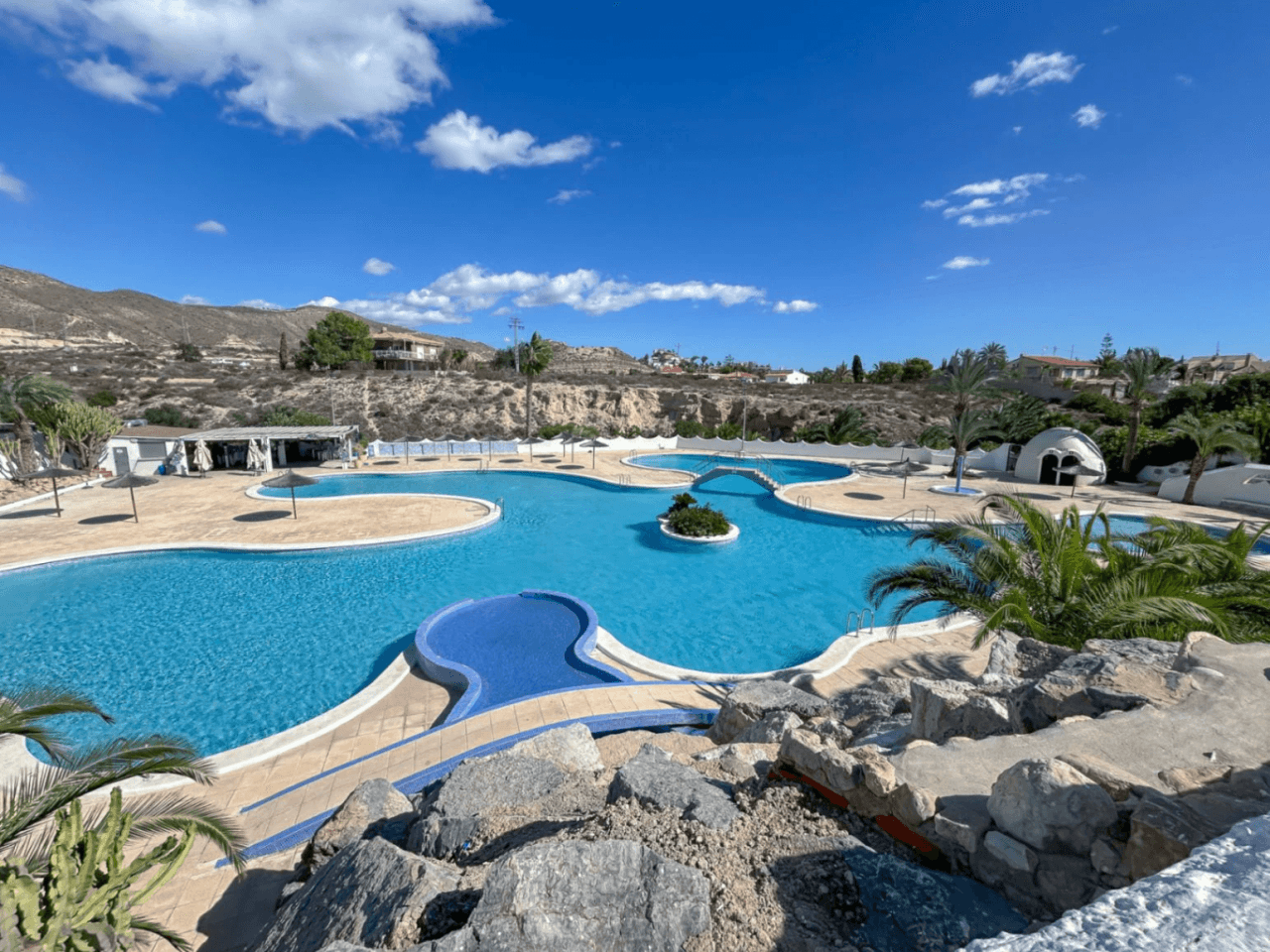 Bungalow renoviert in El Campello, Amerador: 3 Schlafzimmer, 2 Badezimmer.