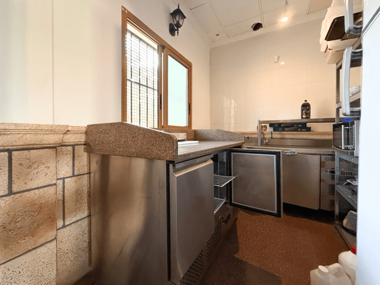 Local comercial en venta en Busot, Alicante.