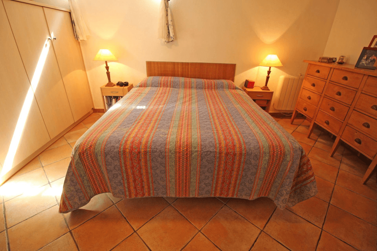 Chalet en venta con 4 habitaciones y piscina en Busot, Alicante