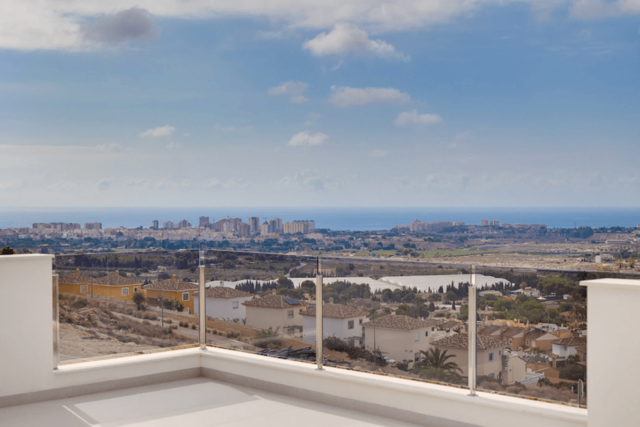 Chalet en venta en Muchamiel con piscina y jardín privado