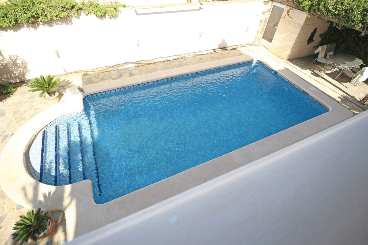 Chalet en venta con 4 habitaciones y piscina en Busot, Alicante