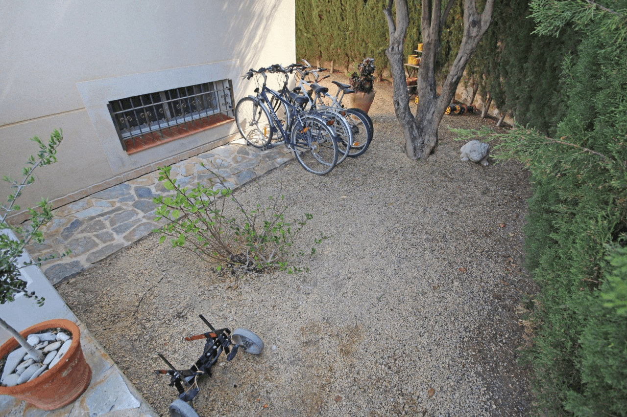 Chalet en venta con 4 habitaciones y piscina en Busot, Alicante