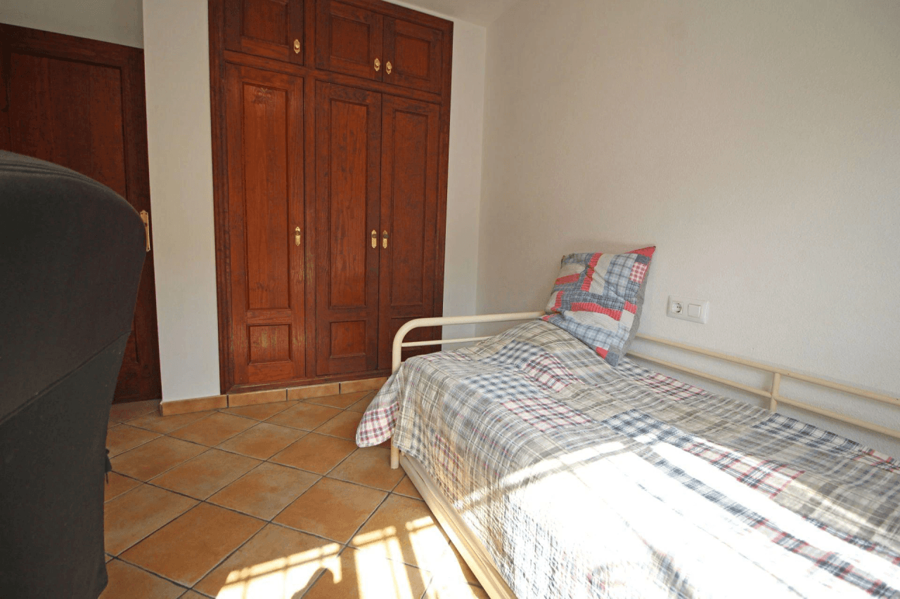 Chalet en venta con 4 habitaciones y piscina en Busot, Alicante
