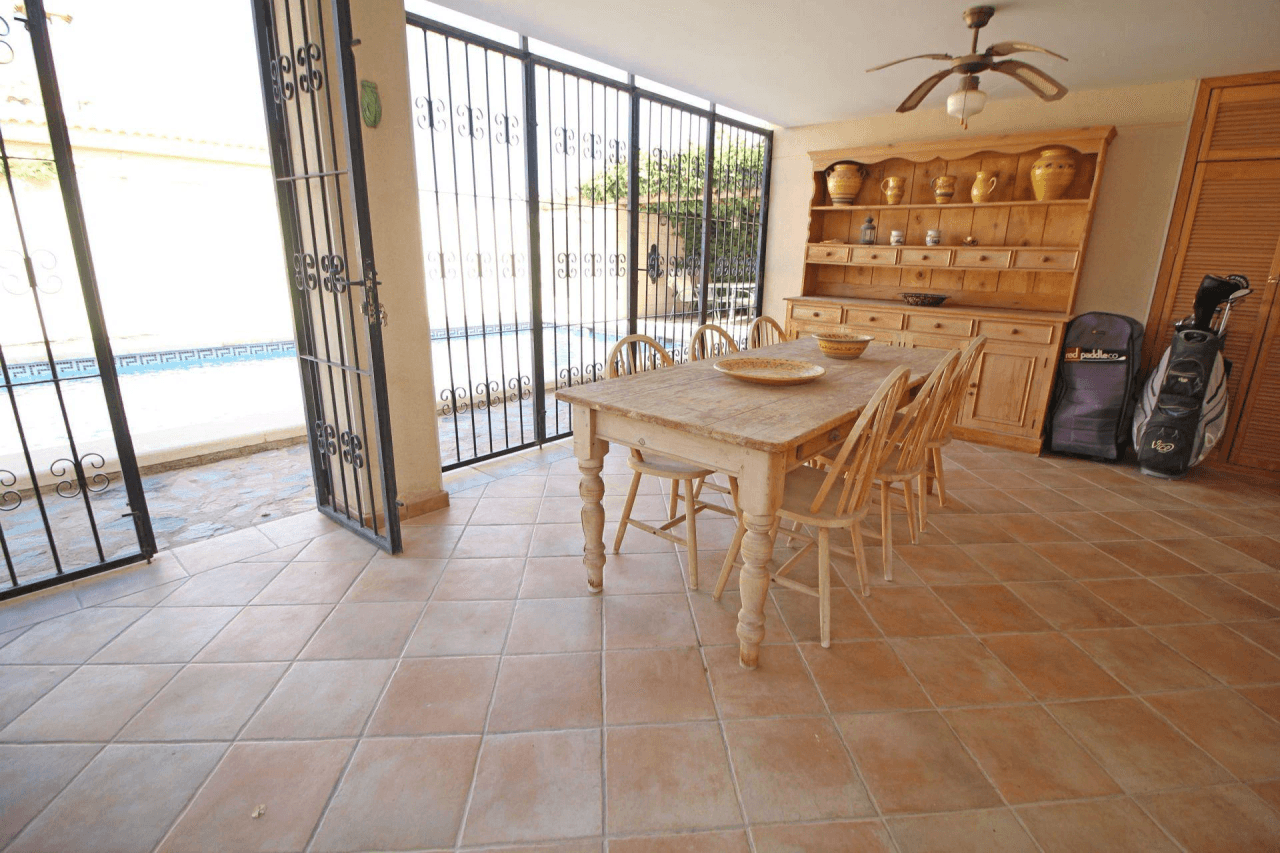 Chalet en venta con 4 habitaciones y piscina en Busot, Alicante