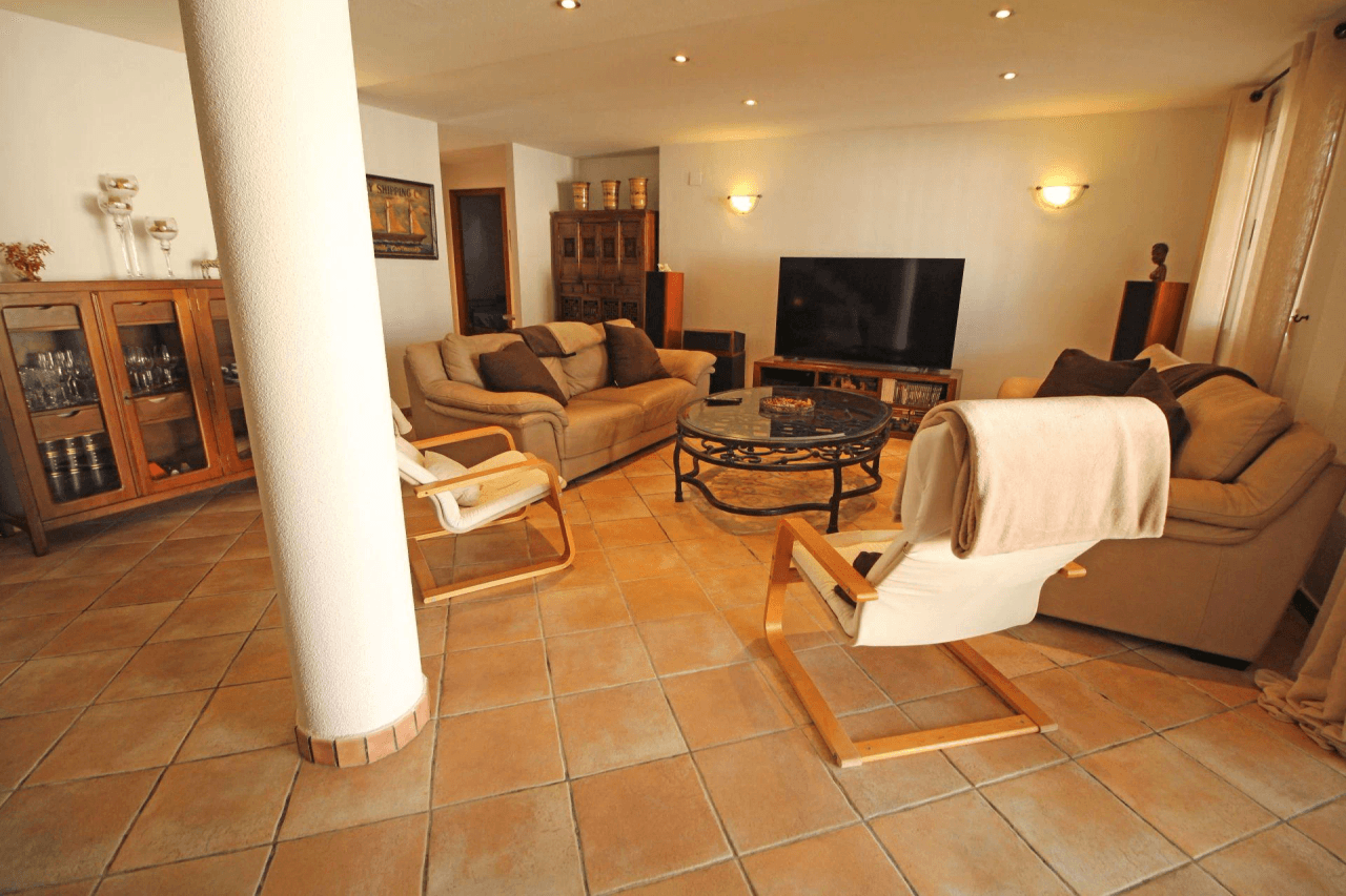 Chalet en venta con 4 habitaciones y piscina en Busot, Alicante