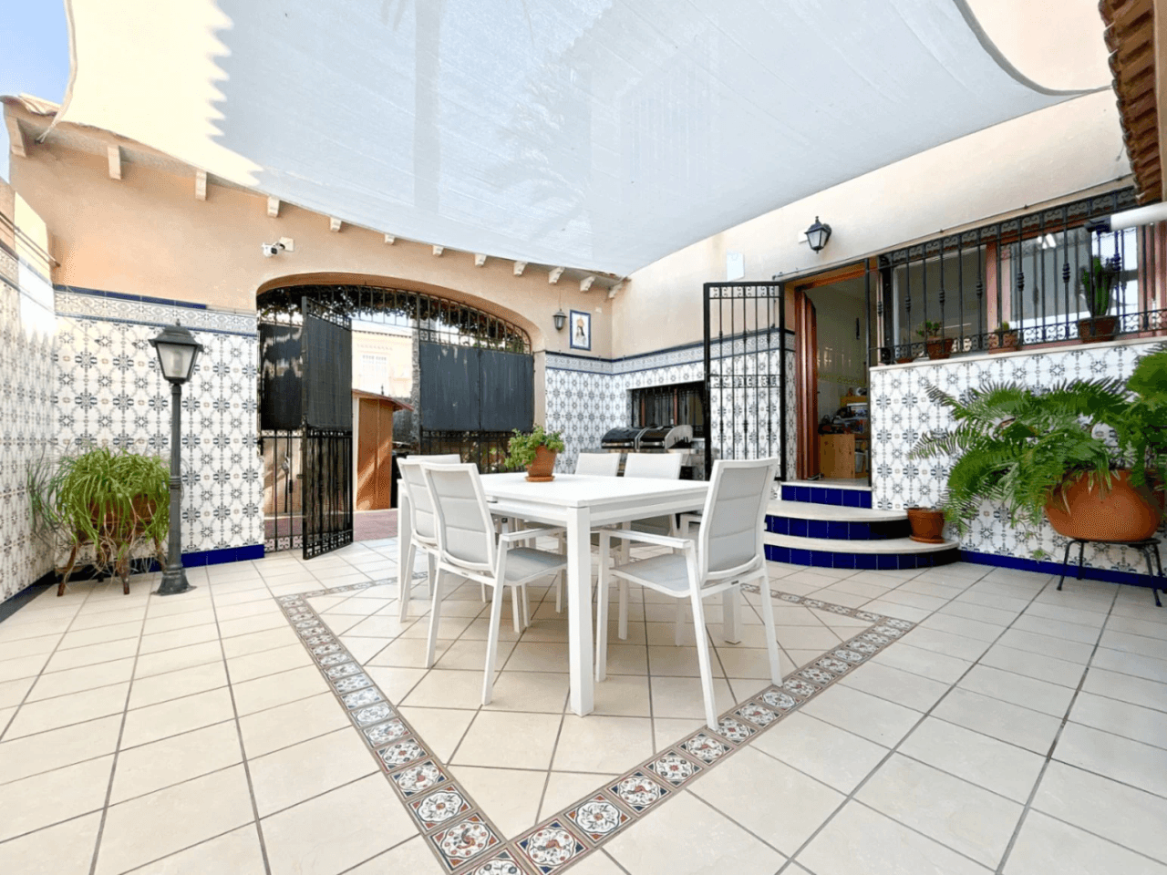 Chalet en venta en El Vincle con 4 habitaciones y piscina privada