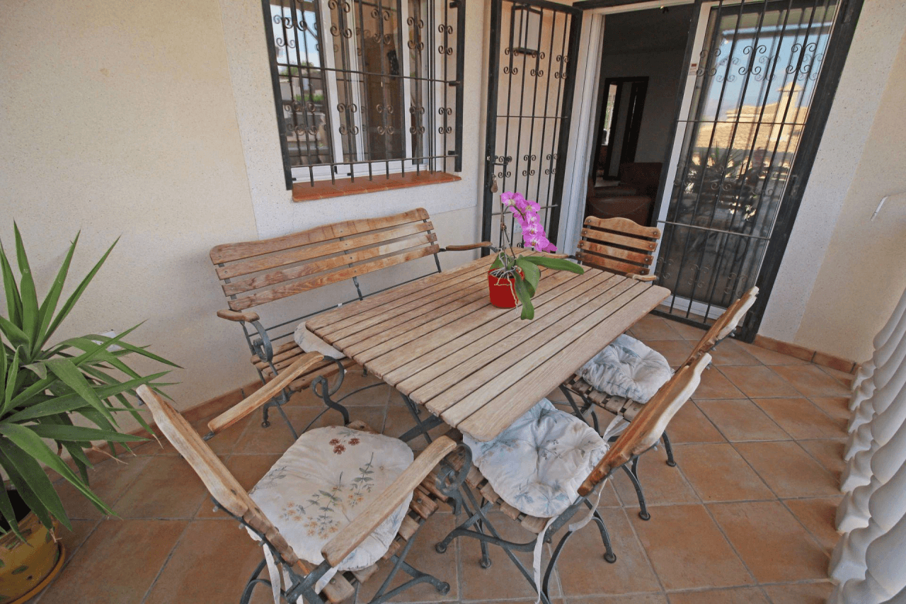 Chalet en venta con 4 habitaciones y piscina en Busot, Alicante