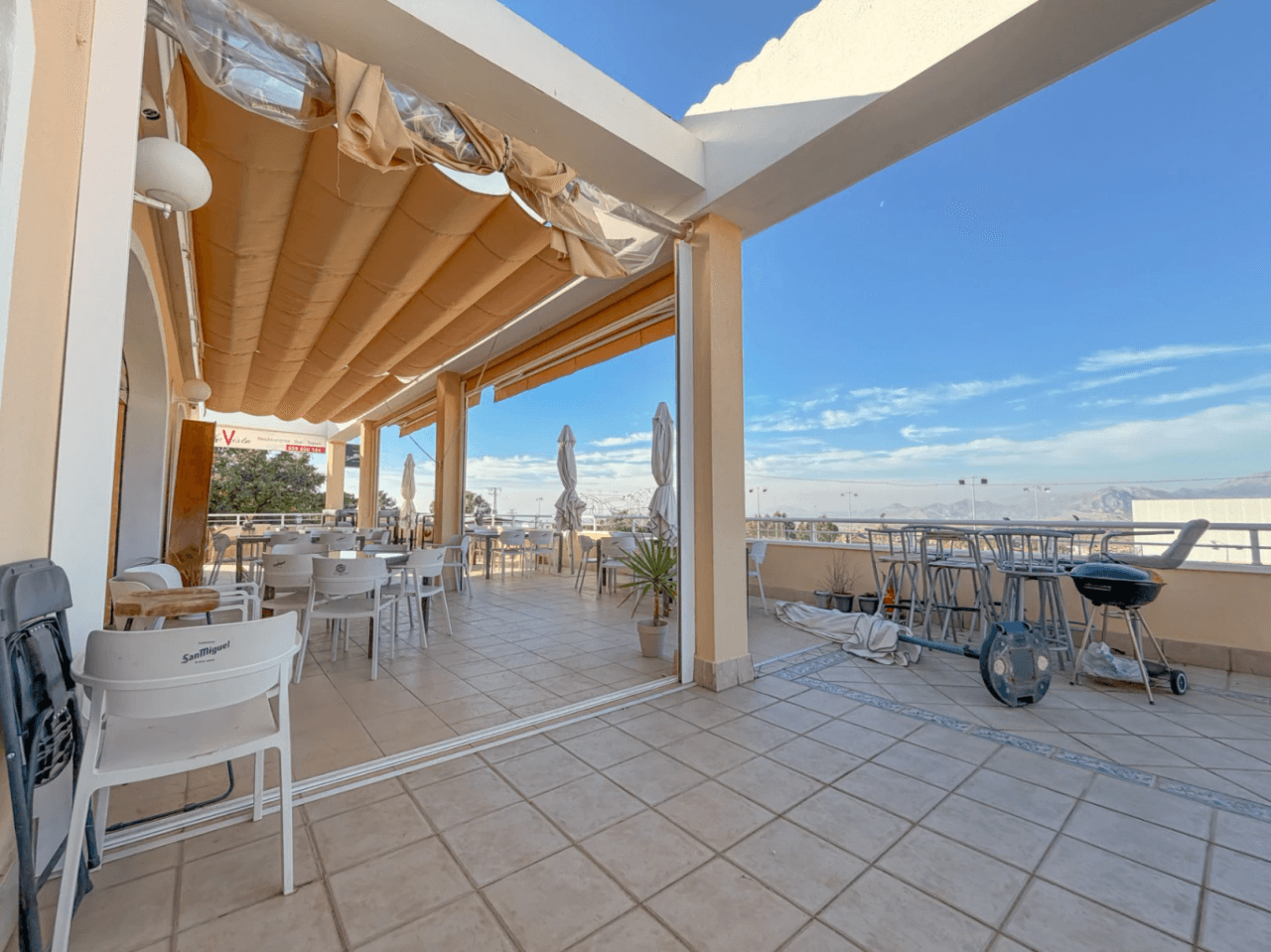 Local comercial en venta en Busot, Alicante.