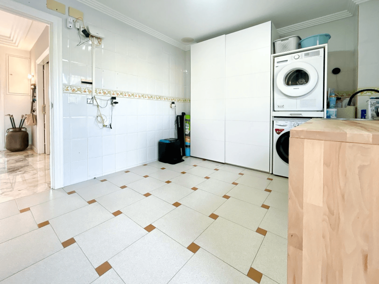 Chalet en venta en El Vincle con 4 habitaciones y piscina privada