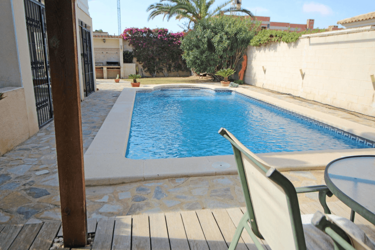 Chalet en venta con 4 habitaciones y piscina en Busot, Alicante