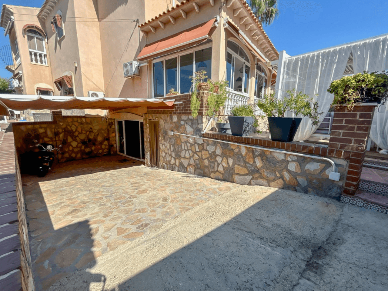 Chalet en venta en El Vincle con 4 habitaciones y piscina privada