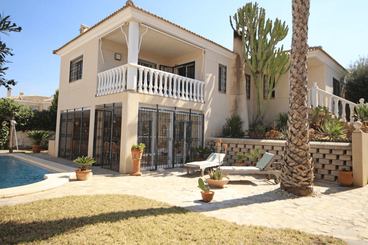 Chalet en venta con 4 habitaciones y piscina en Busot, Alicante