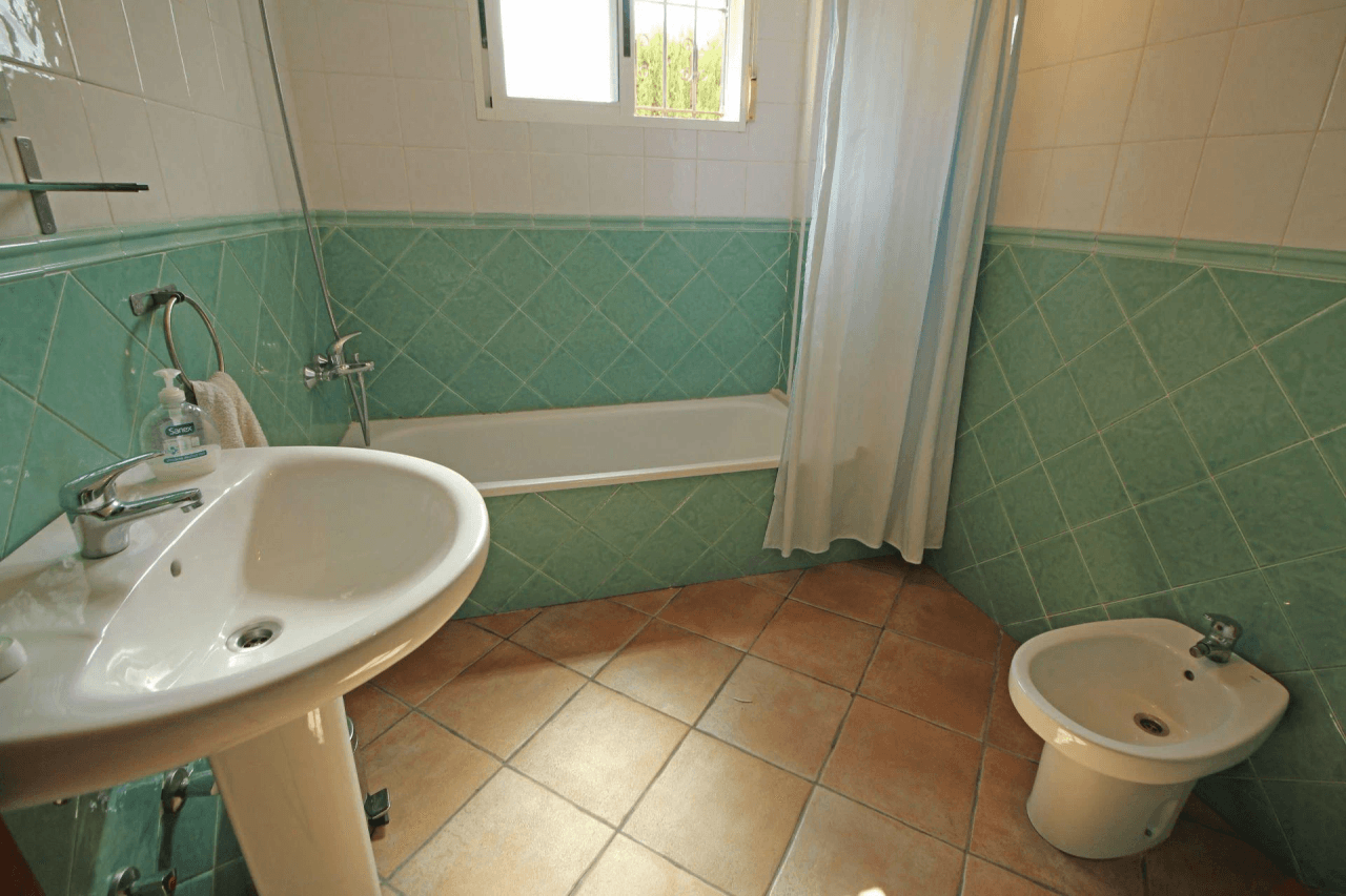 Chalet en venta con 4 habitaciones y piscina en Busot, Alicante