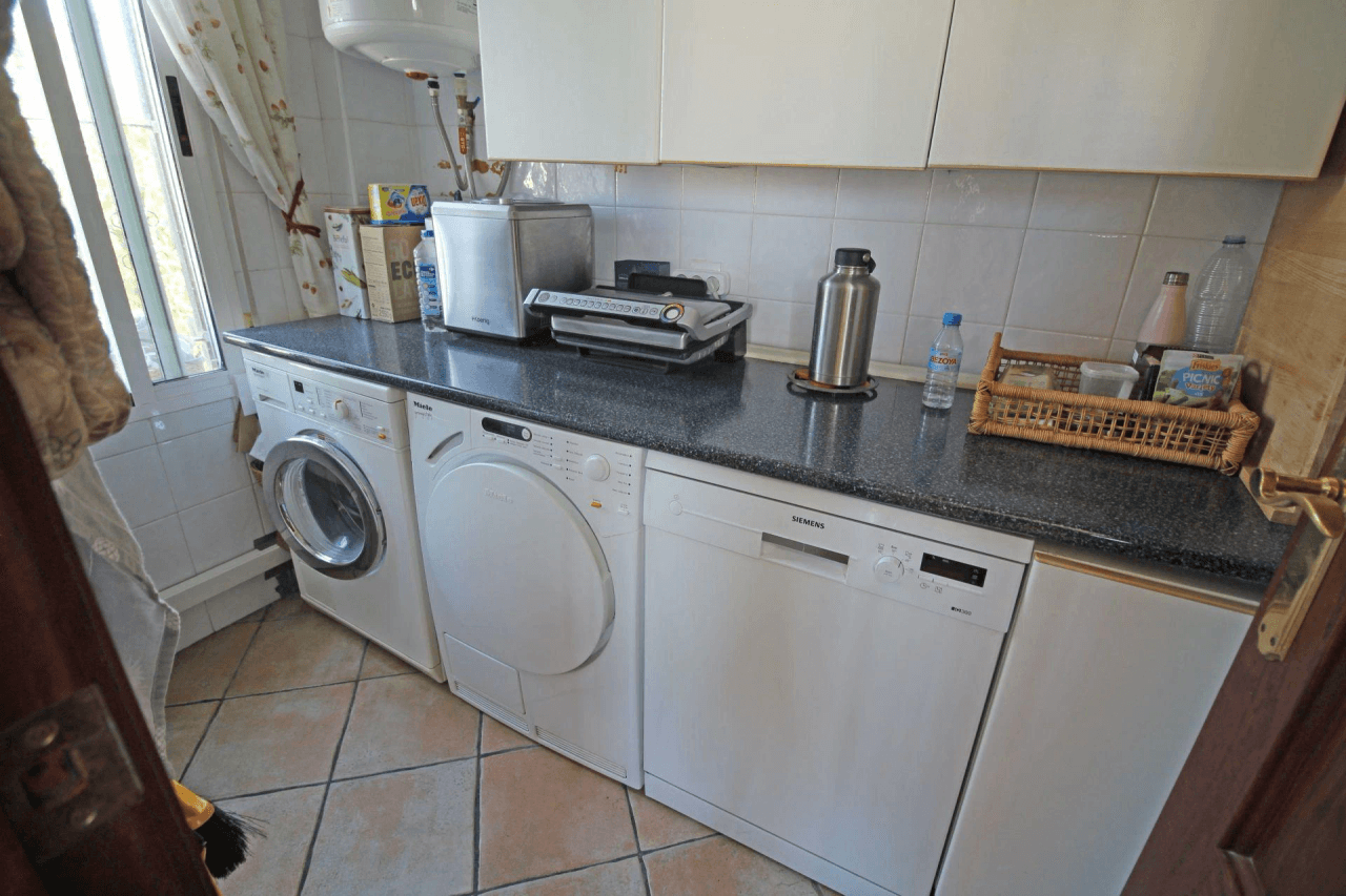 Chalet en venta con 4 habitaciones y piscina en Busot, Alicante
