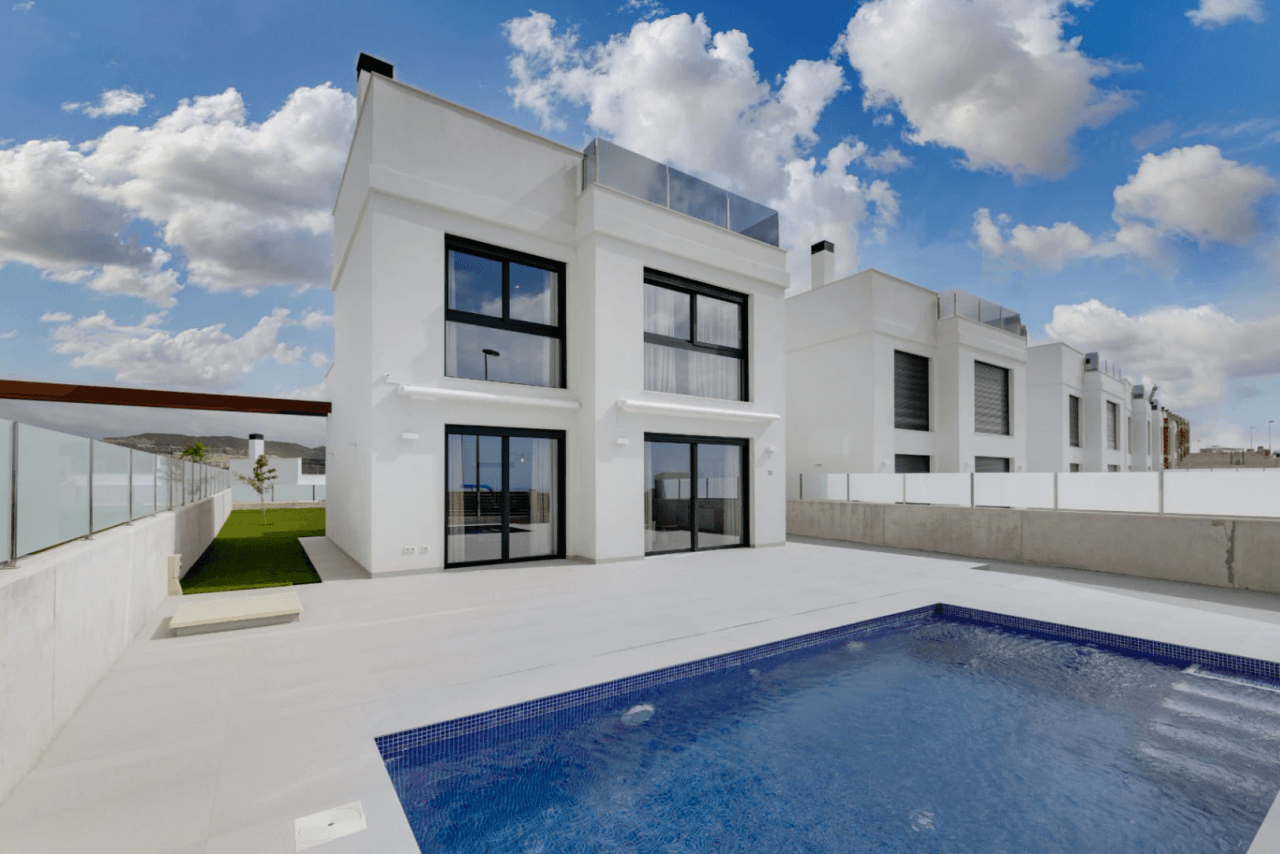 Chalet en venta en Muchamiel con piscina y jardín privado