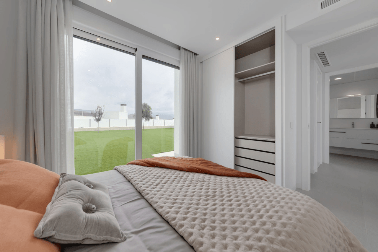Chalet en venta con vistas al campo de golf en Muchamiel con piscina y jardín privado
