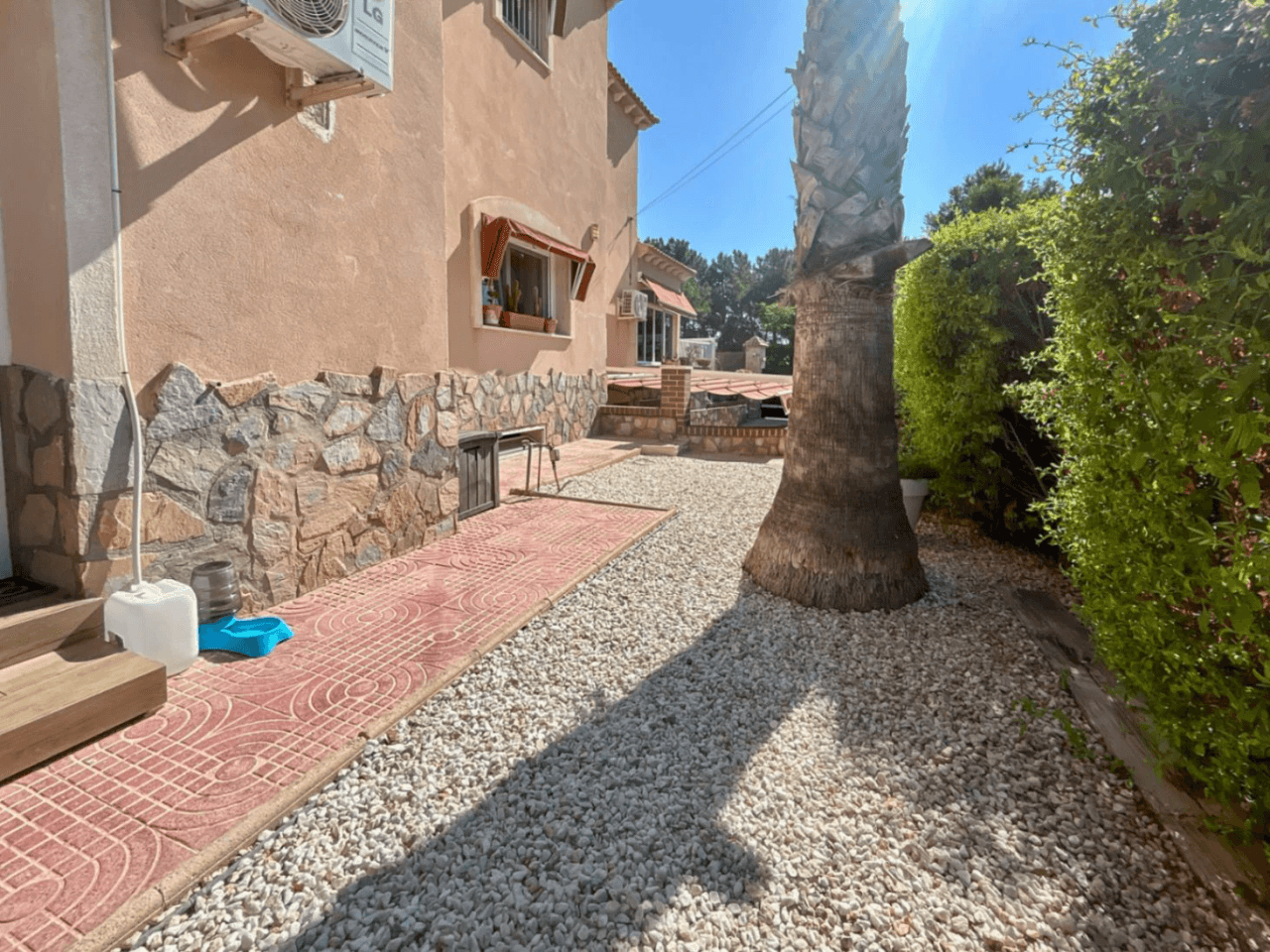Chalet en venta en El Vincle con 4 habitaciones y piscina privada