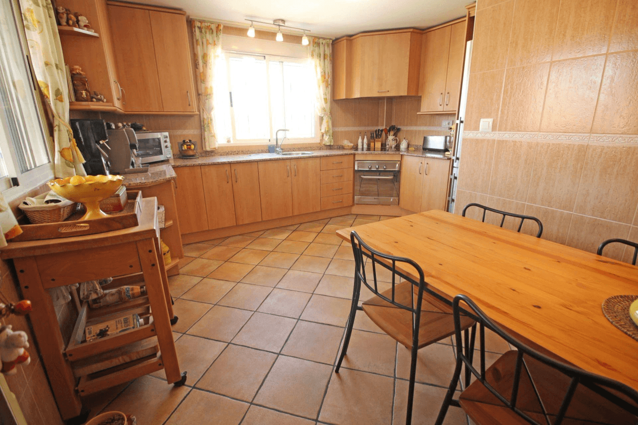 Chalet en venta con 4 habitaciones y piscina en Busot, Alicante