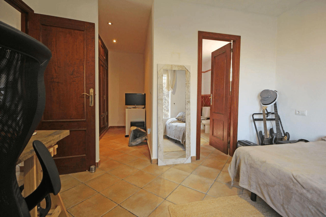 Chalet en venta con 4 habitaciones y piscina en Busot, Alicante