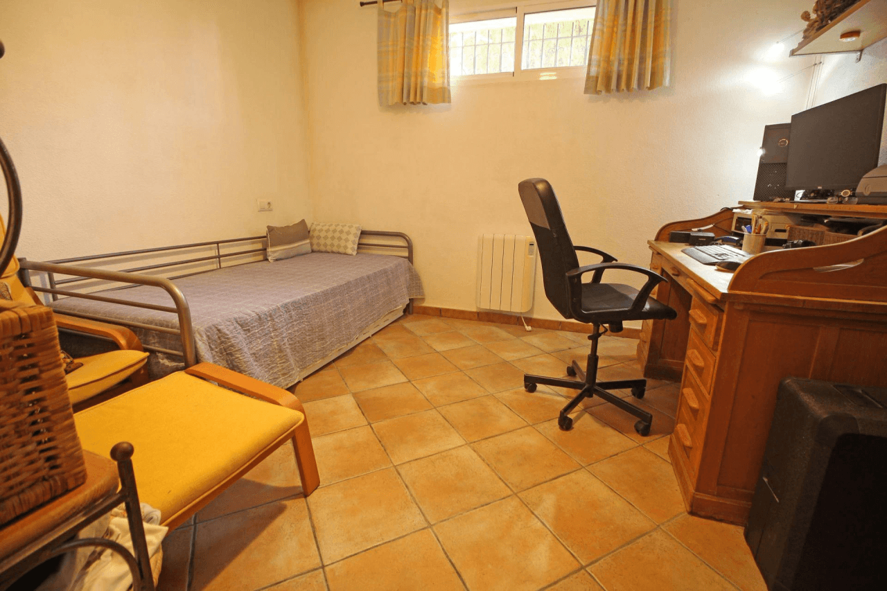 Chalet en venta con 4 habitaciones y piscina en Busot, Alicante