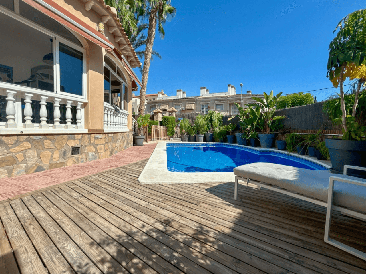 Chalet en venta en El Vincle con 4 habitaciones y piscina privada