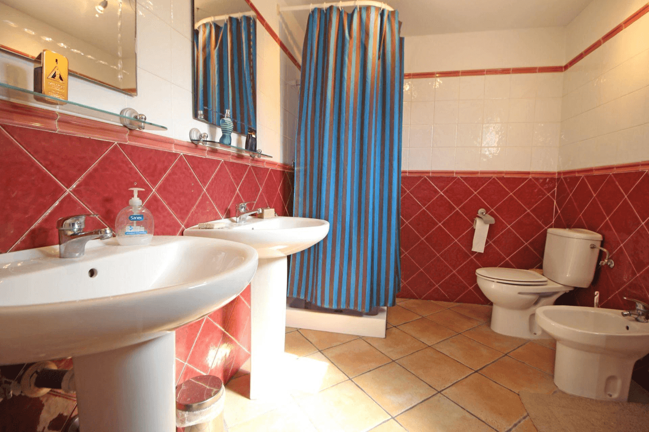 Chalet en venta con 4 habitaciones y piscina en Busot, Alicante