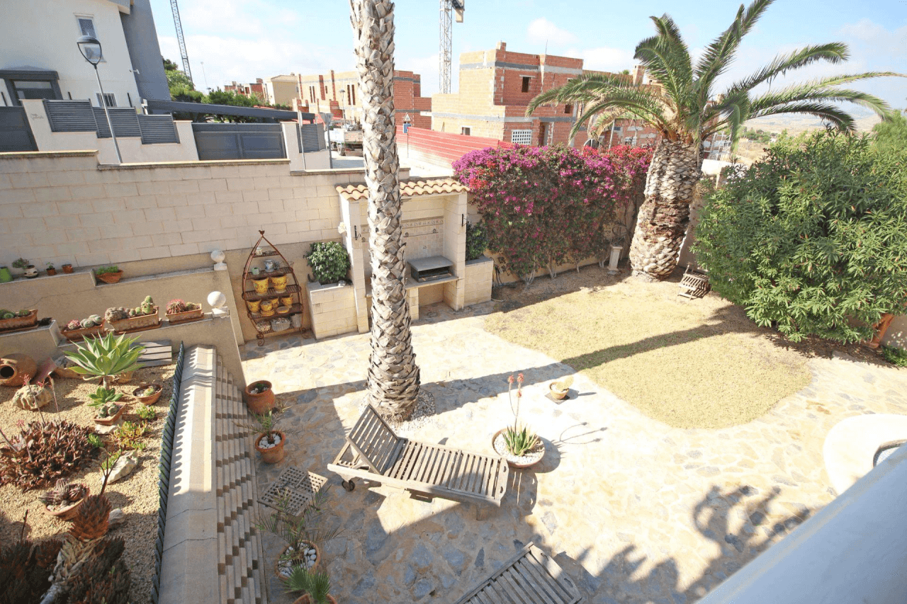 Chalet en venta con 4 habitaciones y piscina en Busot, Alicante