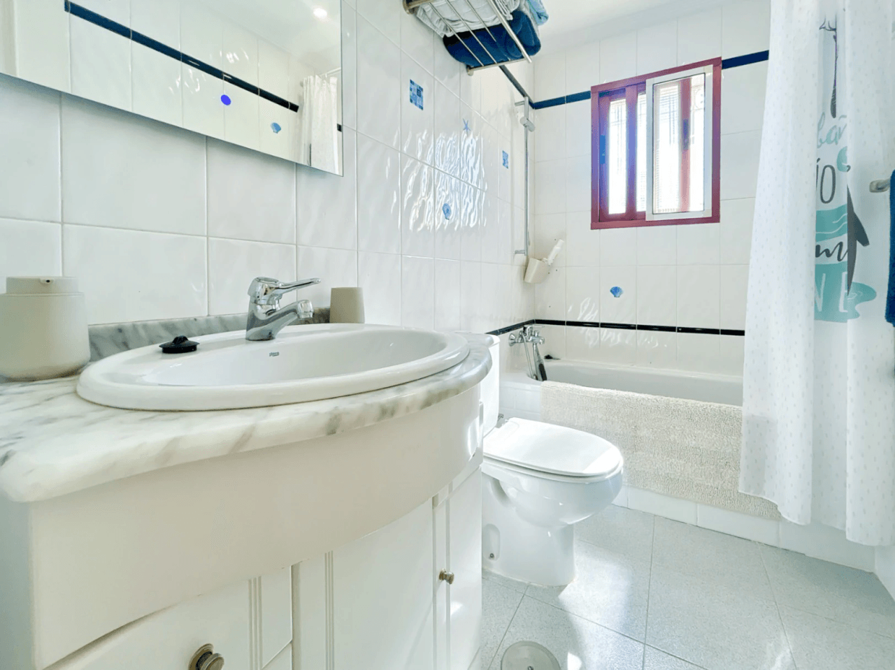 Chalet en venta en El Vincle con 4 habitaciones y piscina privada
