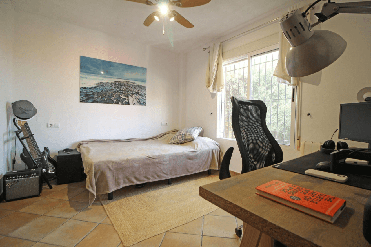 Chalet en venta con 4 habitaciones y piscina en Busot, Alicante