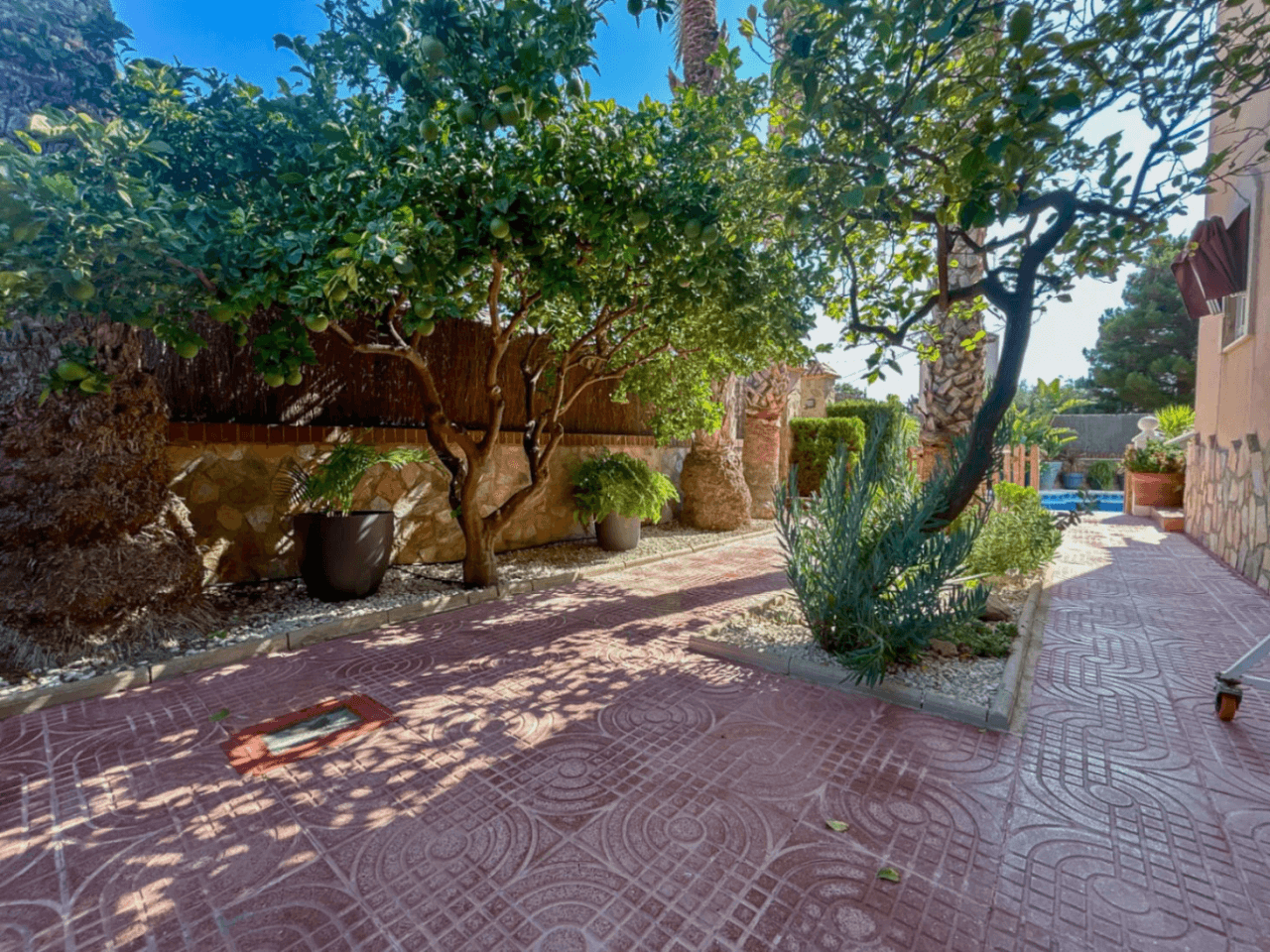 Chalet en venta en El Vincle con 4 habitaciones y piscina privada