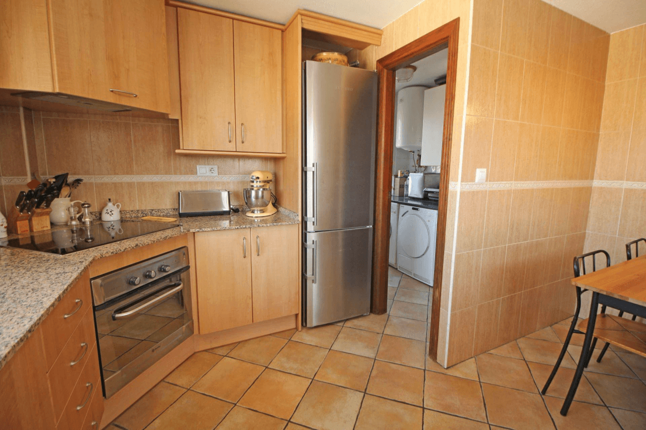 Chalet en venta con 4 habitaciones y piscina en Busot, Alicante