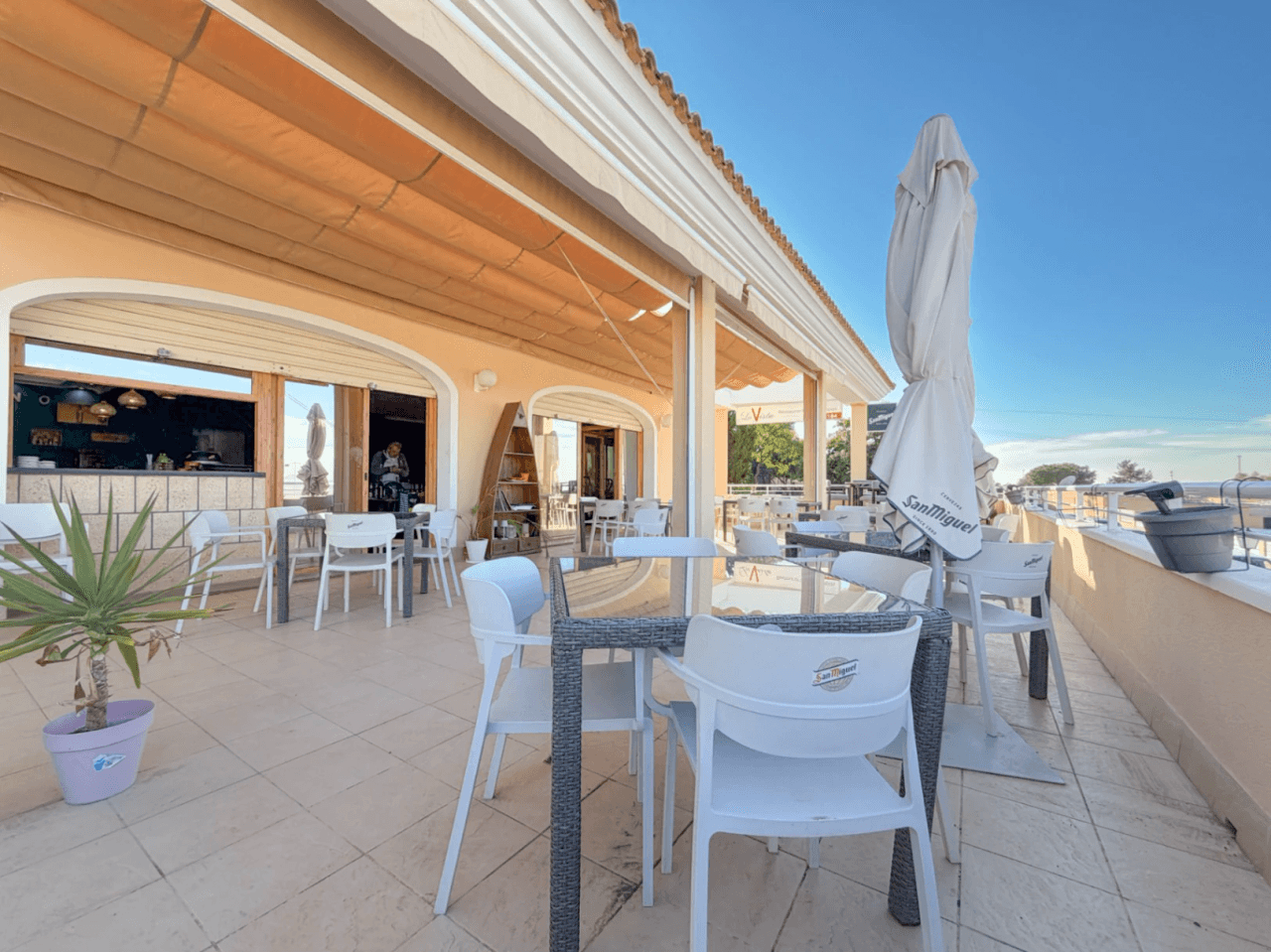 Local comercial en venta en Busot, Alicante.