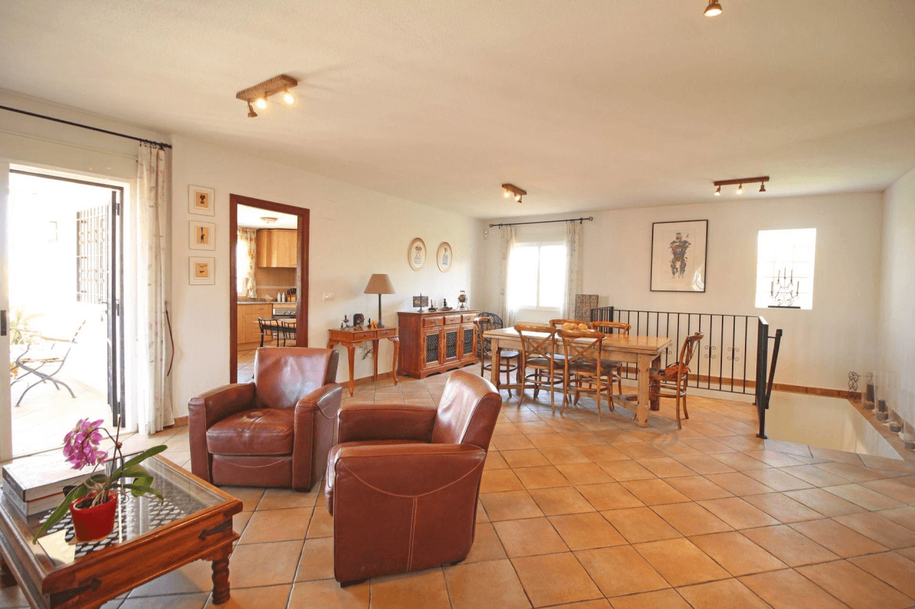 Chalet en venta con 4 habitaciones y piscina en Busot, Alicante