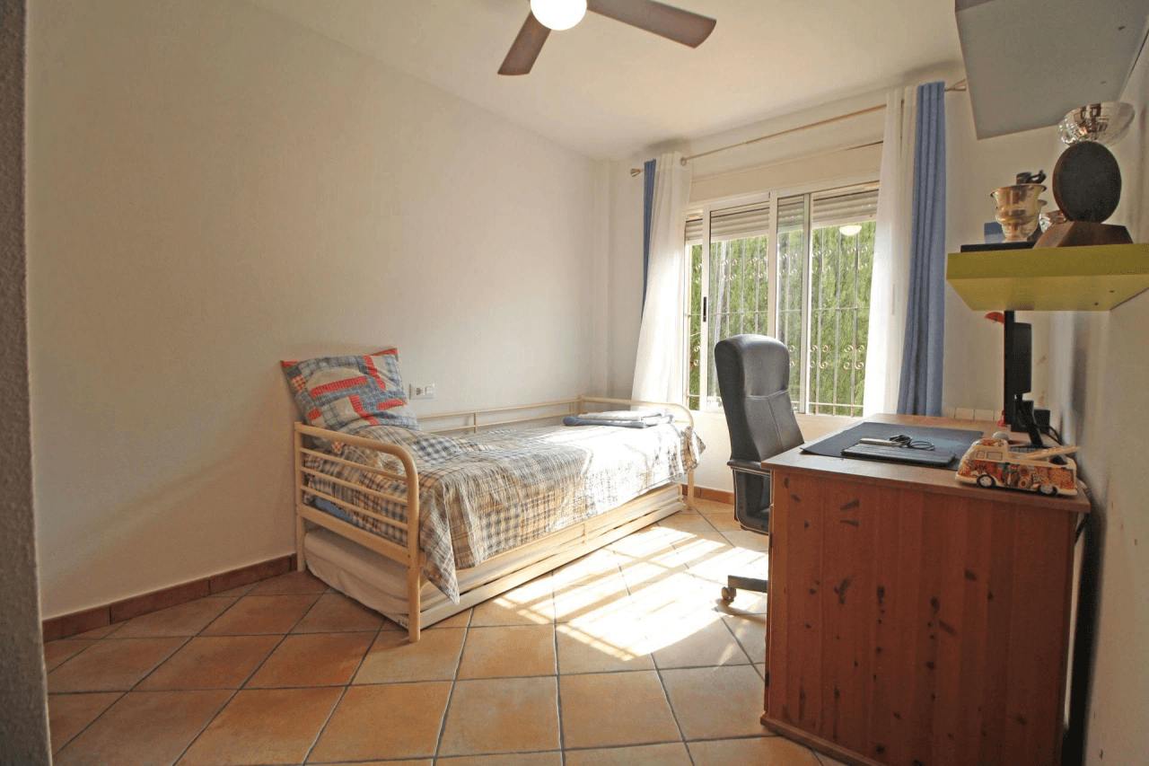 Chalet en venta con 4 habitaciones y piscina en Busot, Alicante