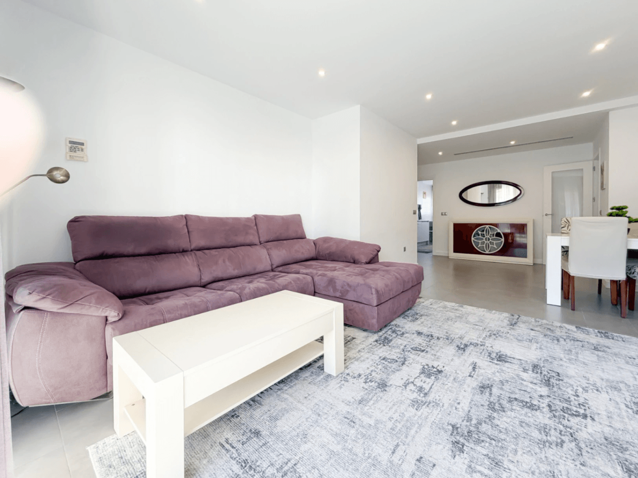 Appartement rénové à El Campello Playa avec 3 chambres et piscine commune.