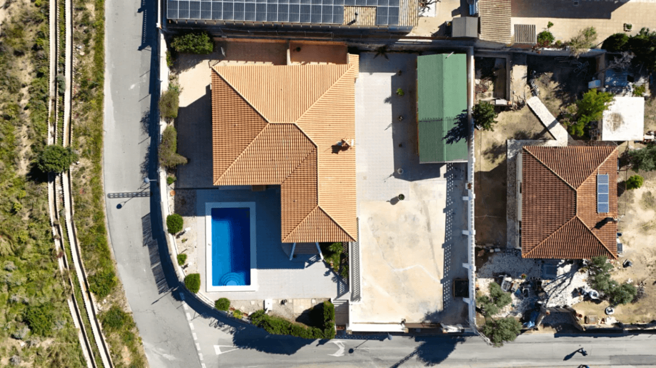 Chalet en venta con 4 habitaciones y piscina en Busot, Alicante.